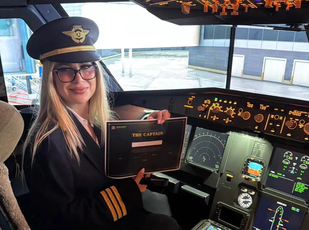 Clienta con su certificado de capitán tras la experiencia en el simulador A320