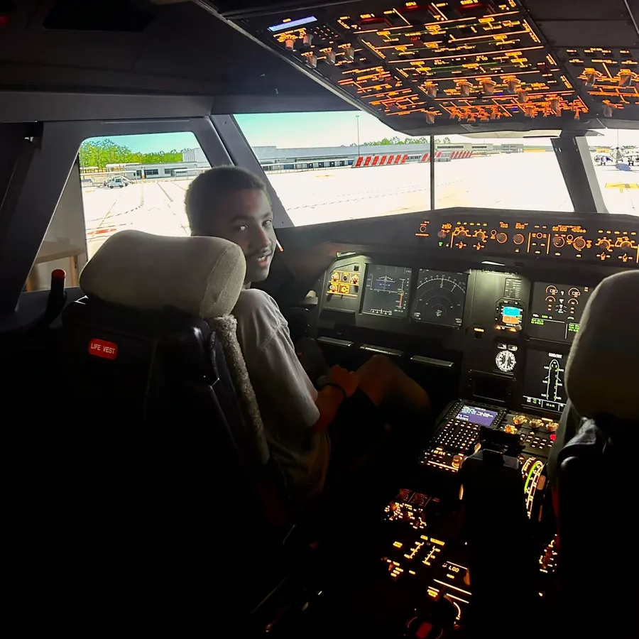 Joven a los mandos del simulador de vuelo A320 en Mijas