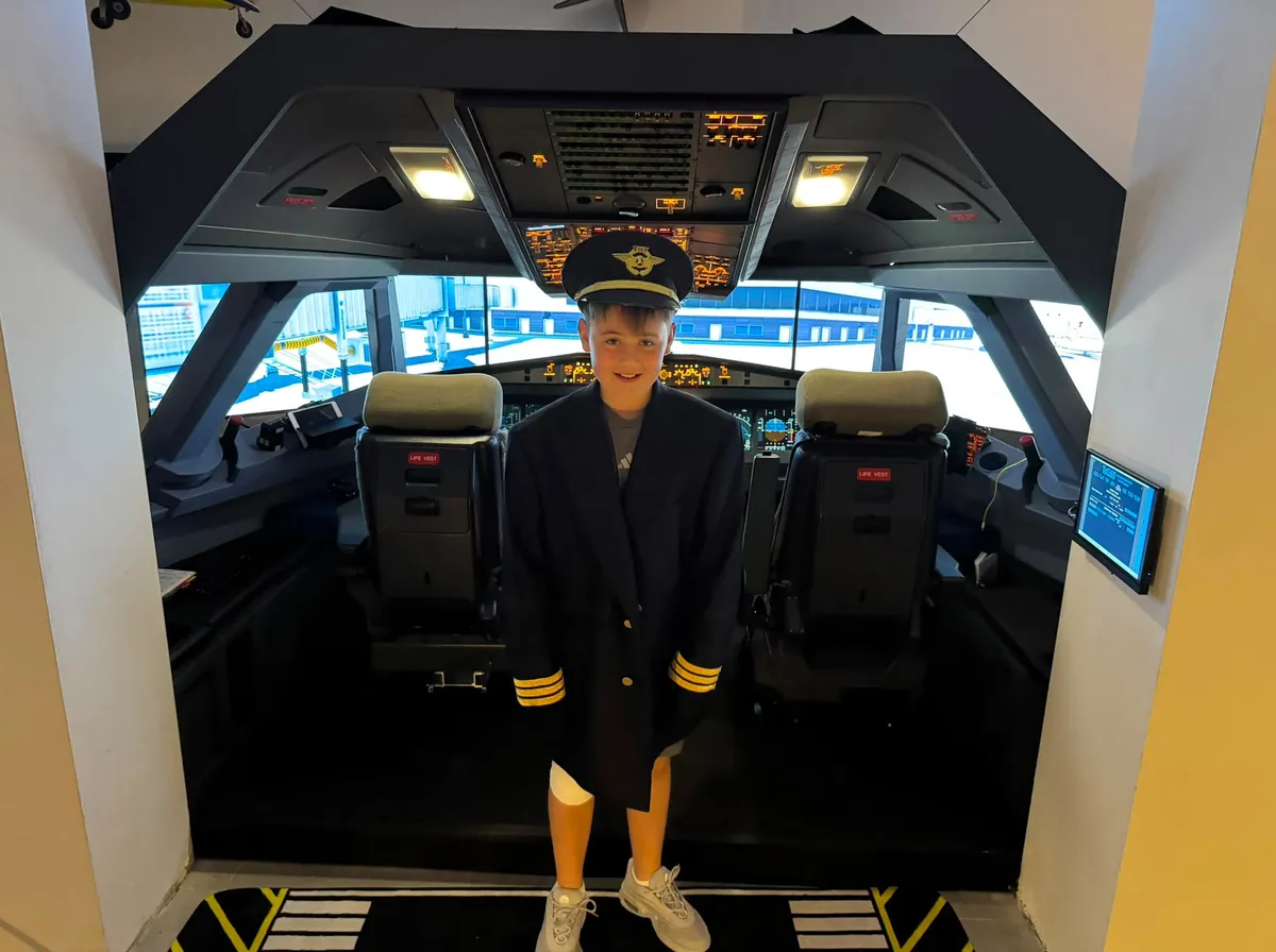 Niño piloto por un día delante del simulador de vuelo A320 en Mijas