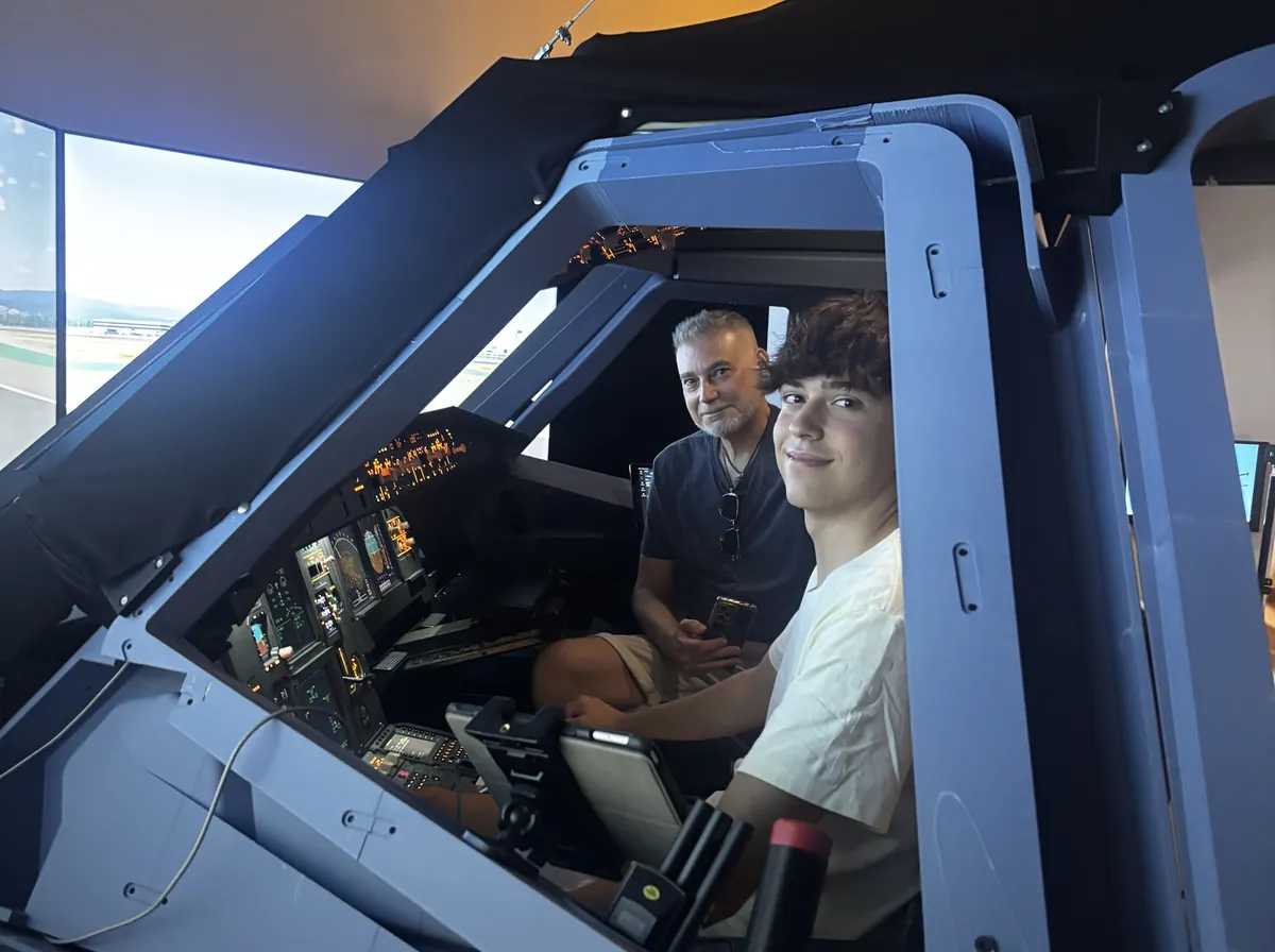 Padre e hijo en la cabina del simulador de vuelo A320 en Málaga