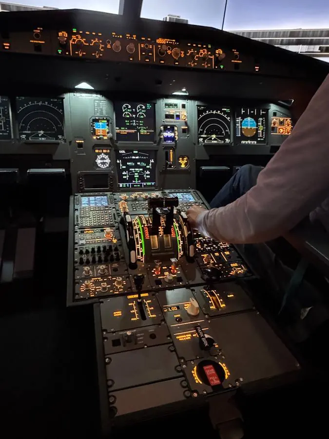 Pedestal y palancas de gases del simulador Airbus A320 a escala real
