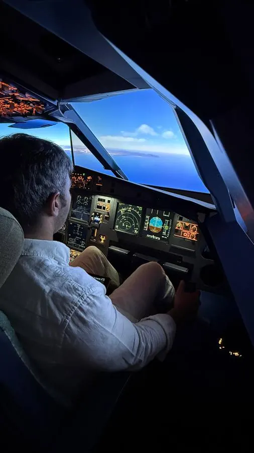 Piloto de línea aérea en el simulador de vuelo Airbus A320 de SunCoast en Mijas
