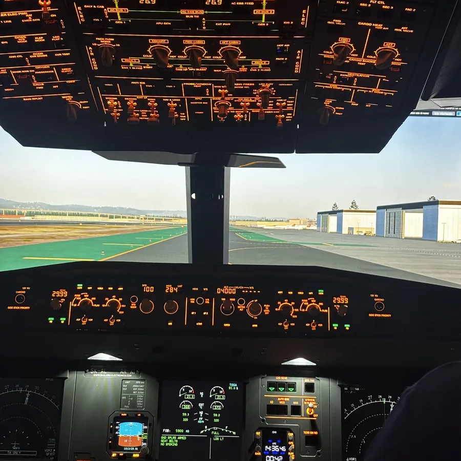 Vista desde la cabina del simulador A320 rodando hacia la pista